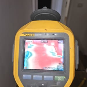 מצלמה תרמית מציגה תמונה עם אזורים חמים וקרים