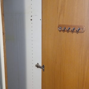 ארון עץ פתוח עם צירים ומדפים
