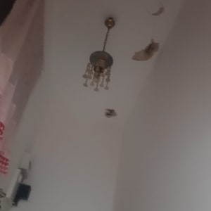 תקרה עם נזקי צבע ותאורה תלויה