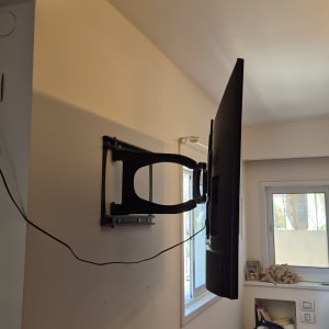 טלוויזיה מותקנת על קיר עם זרוע מתכווננת