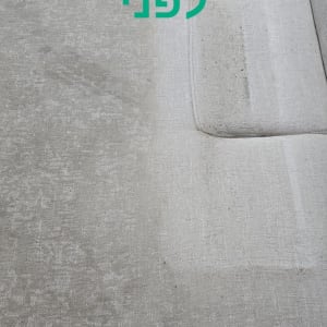 ספה עם כתמים לפני ניקוי