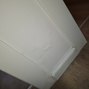 נזקי מים בקיר פנימי ליד הרצפה