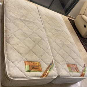 שני מזרנים עם כתמים על הרצפה