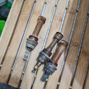 שסתומים חלודים על משטח עץ