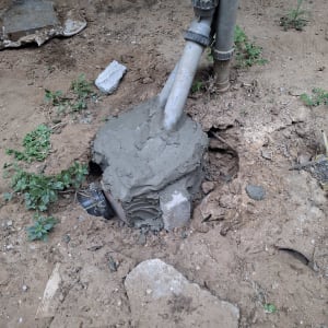 צינורות פלסטיק מחוברים עם בטון באדמה