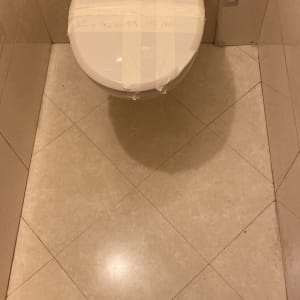 אסלה עם סרט הדבקה בחדר שירותים