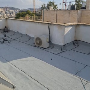איטום גג שטוח באמצעות יריעות ביטומניות ומעקה גג צבוע לבן