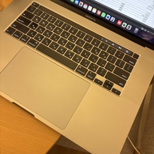 מחשב נייד עם גיליון אלקטרוני על המסך