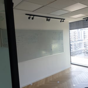 לוח מחיק עם כתיבה וציורים בחדר ישיבות