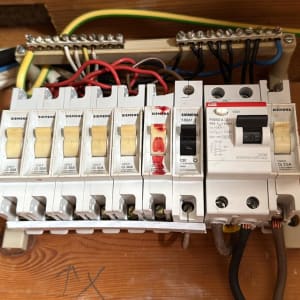 לוח חשמל עם מפסקים וחוטים צבעוניים