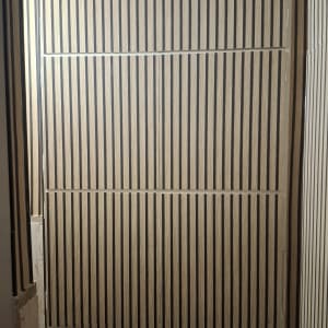 קיר עם טפט פסים בעיצוב מודרני