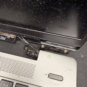 מחשב נייד עם מסך שבור ותקלות טכניות