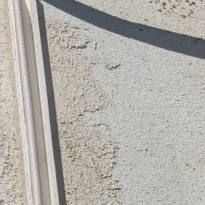 צינור מיזוג אוויר על קיר חיצוני