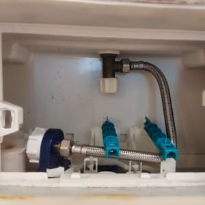 צינור מתכת גמיש ומחברים בתוך מכל פלסטיק