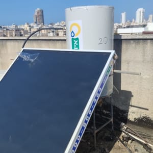 דוד שמש על גג עם פנל סולארי