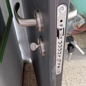 מנעול דלת עם ידית ומפתחות