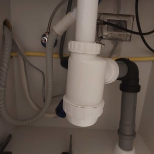 צנרת פלסטיק מתחת לכיור עם חיבורים שונים