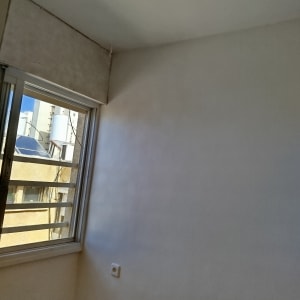 קיר צבוע ליד חלון עם נוף חיצוני