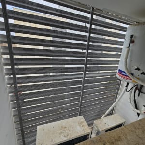 רשת מתכת מותקנת על חלון למניעת כניסת יונים