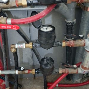מרכזיית שעוני מים עם ברזים וחיבורי צנרת