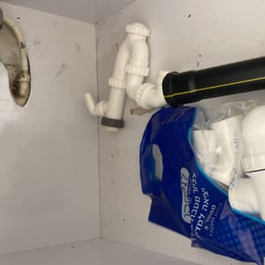 צינורות פלסטיק מתחת לכיור עם חיבורי אינסטלציה