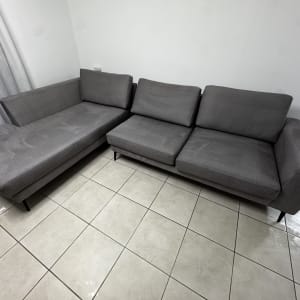 ספה אפורה על רצפת קרמיקה נקייה