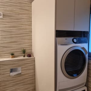 מכונת כביסה ומייבש כביסה בחדר אמבטיה