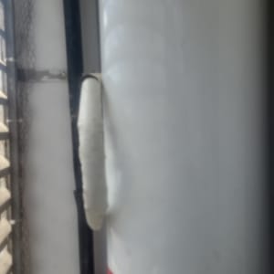 דוד שמש עם צינור ומדבקה אדומה