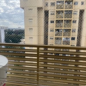 רשת למניעת כניסת יונים על מרפסת בניין