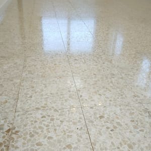 רצפה מבריקה ונקייה עם אריחים בהירים