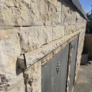 קיר אבן עם עבודת איטום נראית לעין