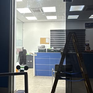 חלון זכוכית עם סולם וחפצים נוספים