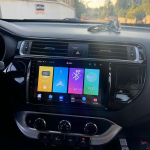 מסך מולטימדיה ברכב עם אפליקציות שונות