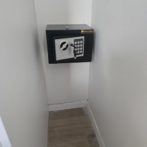 כספת עם לוח מקשים ומפתח
