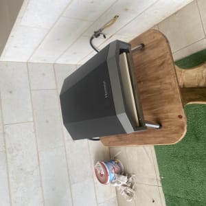 מכשיר Homex על שולחן עץ קטן