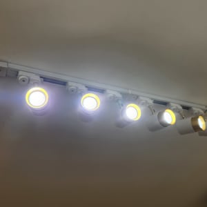 מסילת תאורה עם פנסי לד בתקרה