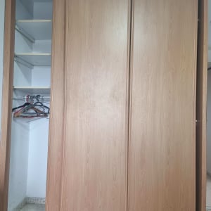 ארון עץ עם דלתות הזזה פתוחות למחצה