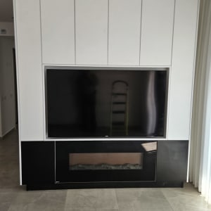 ארון עץ לבן עם טלוויזיה מובנית