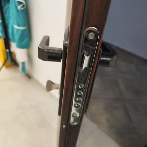 מנעול דלת מתכת עם ידית שחורה