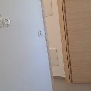 קיר צבוע בלבן עם שקעי חשמל