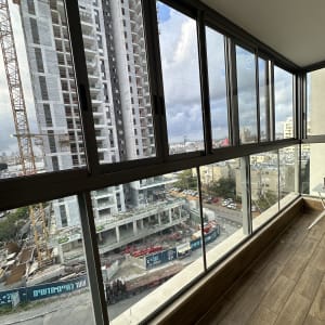 מרפסת עם חלונות גדולים ונקיים