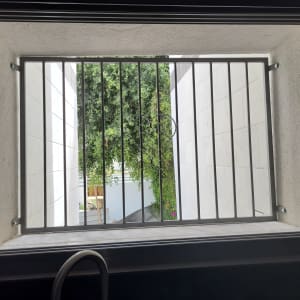 סורג מתכת עם עיטור לב בחלון