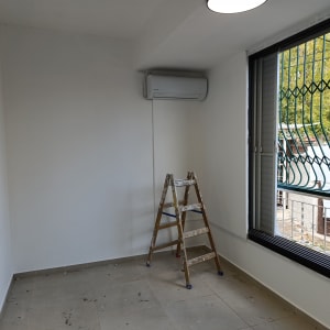 סולם בחדר צבוע בלבן עם קירות חלקים