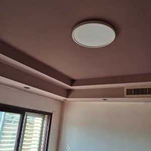 צביעת תקרת גבס מעוצבת בגוון מיוחד לצד תקרה לבנה