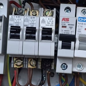 מפסקי חשמל וחוטים בלוח חשמל