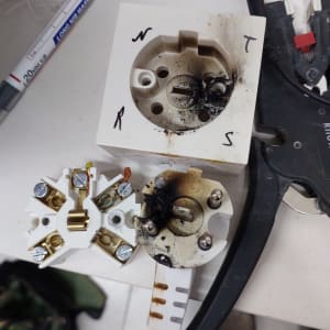 שקע חשמלי שרוף עם חוטים וכלים