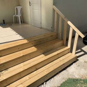 מדרגות עץ חדשות ליד דלת כניסה