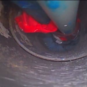 צילום פנים צינור עם חפץ אדום