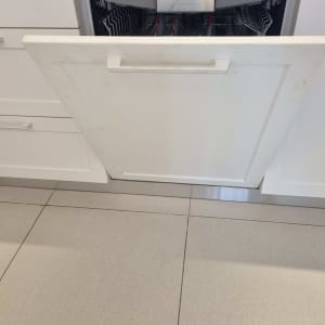 מדיח כלים פתוח עם דלת עץ לבנה