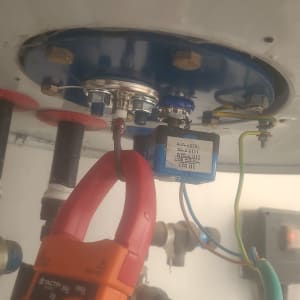 מד זרם מחובר לדוד שמש עם חיבורים חשמליים